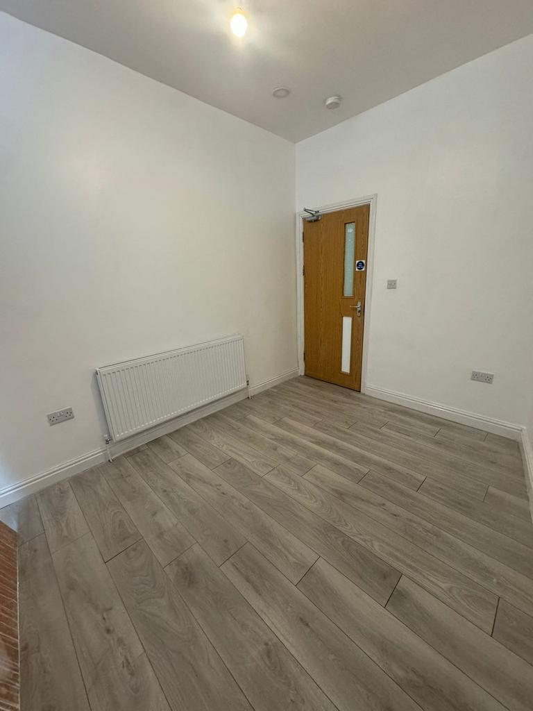 Bright, freshly painted single bedroom with mod...