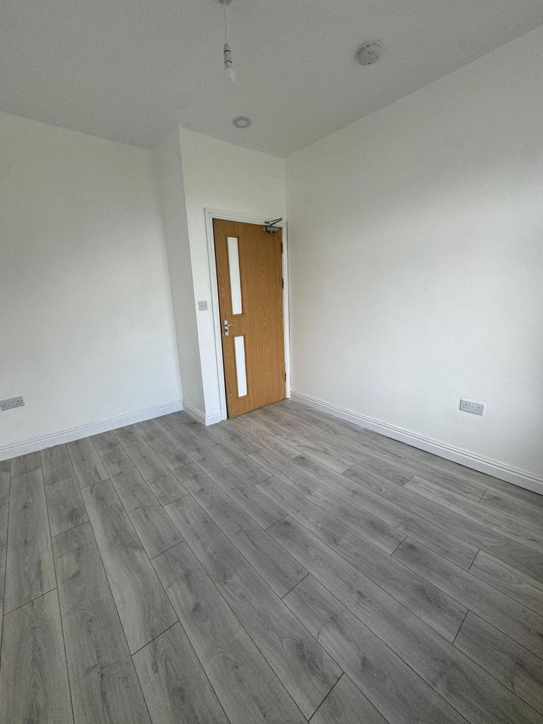 Bright, freshly painted single bedroom with mod...