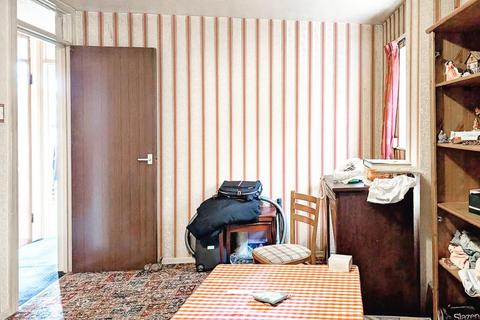 2 bedroom flat for sale, Hooton Road, Carlton, Nottingham