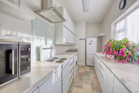 1 bedroom flat for sale, Earlsfield Road, London, SW18