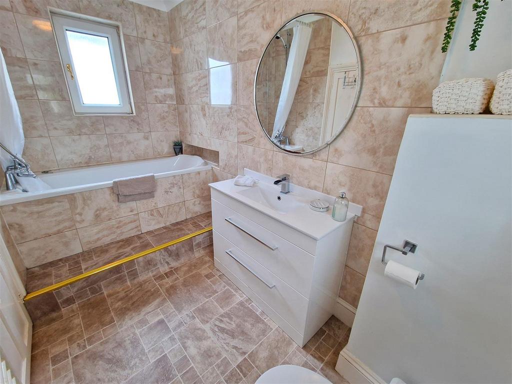 Family Bathroom.jpg