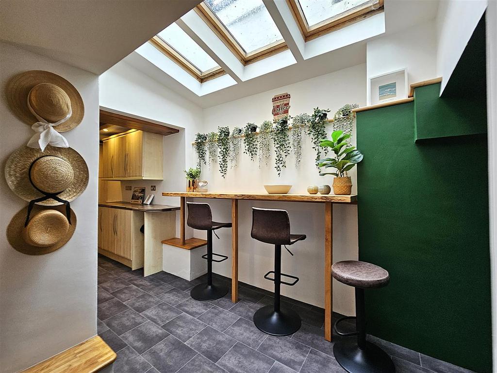 Breakfast room 2.jpg
