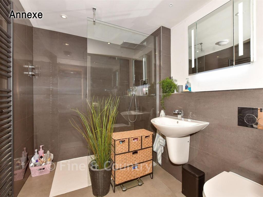 Shower Room Annexe