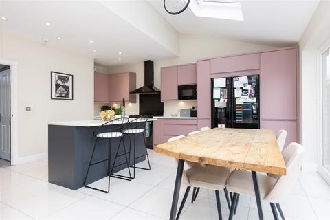 4 bedroom terraced house for sale, Bronte Avenue, Fairfield SG5 4FB