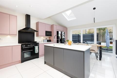 4 bedroom terraced house for sale, Bronte Avenue, Fairfield SG5 4FB