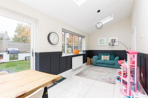 4 bedroom terraced house for sale, Bronte Avenue, Fairfield SG5 4FB