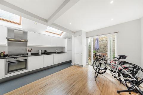 3 bedroom terraced house to rent, Candahar Road, SW11