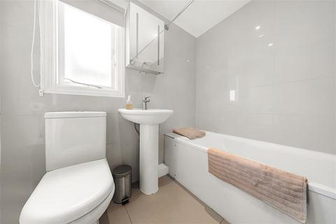 3 bedroom terraced house to rent, Candahar Road, SW11
