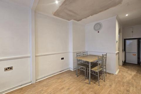 2 bedroom flat to rent, College Gardens, London N18