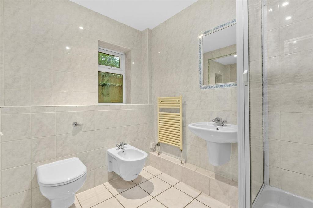 20a Maybrook Gardens, HP13 6 PJ-6.jpg