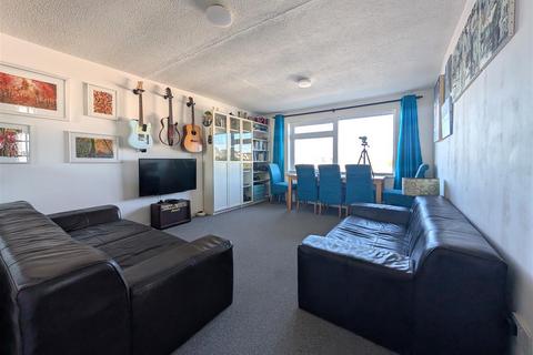 2 bedroom bungalow to rent, Elmhirst Drive, Totnes