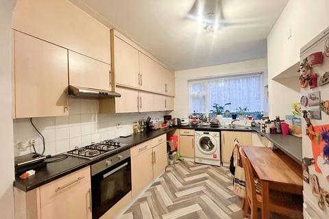 3 bedroom ground floor flat to rent, Derby Road, Bournemouth, BH1