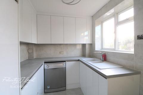 3 bedroom townhouse to rent, Coleraine Road, LONDON
