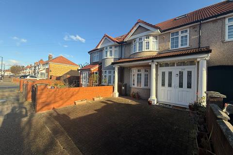 3 bedroom end of terrace house for sale, Ash Grove, Hounslow TW5