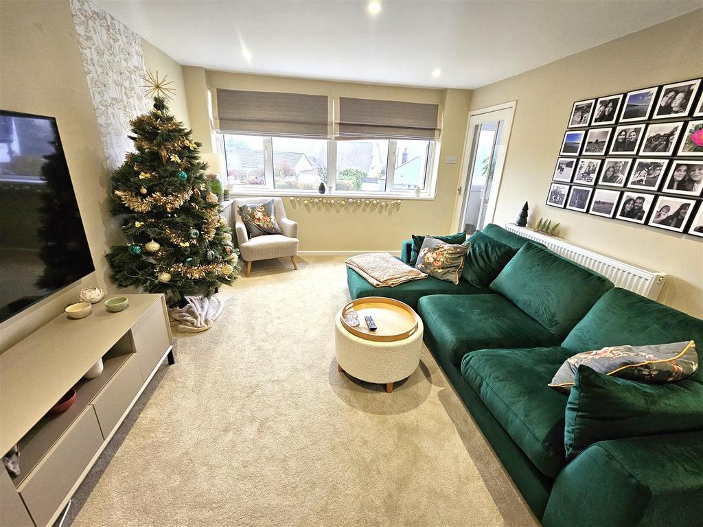Living Room (2).jpg