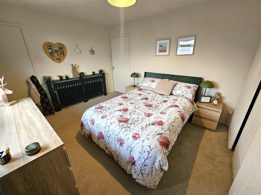 Bedroom 1 (2).jpg