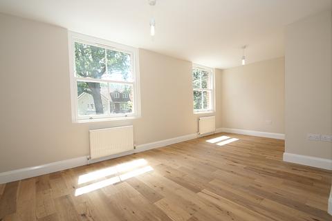 Studio to rent, Claremont Court, Woking GU21