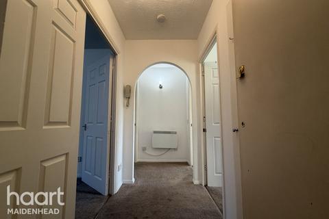 2 bedroom apartment to rent, Littlebrook Avenue, Slough