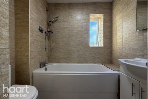 2 bedroom apartment to rent, Littlebrook Avenue, Slough