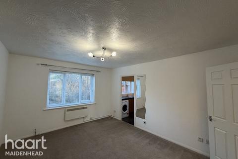 2 bedroom apartment to rent, Littlebrook Avenue, Slough