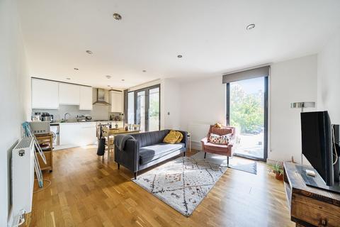 1 bedroom flat to rent, Giffin Street, Market House, SE8