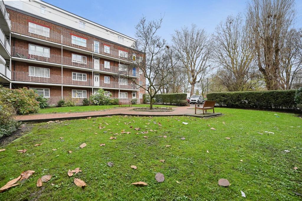 RCREA- 19 rosemont court- communal green 3 (1).jpg