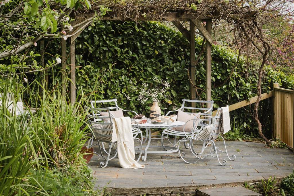 Br-9 casual outside seating 2 zoom.jpg