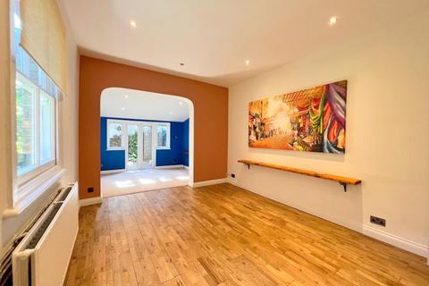 2 bedroom ground floor flat to rent, Thorney Hedge Road Chiswick