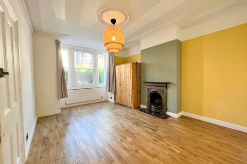 2 bedroom ground floor flat to rent, Thorney Hedge Road Chiswick