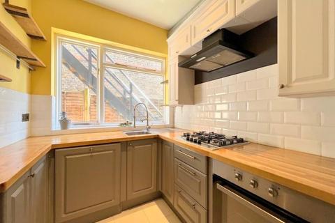 2 bedroom ground floor flat to rent, Thorney Hedge Road Chiswick