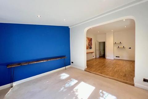 2 bedroom ground floor flat to rent, Thorney Hedge Road Chiswick