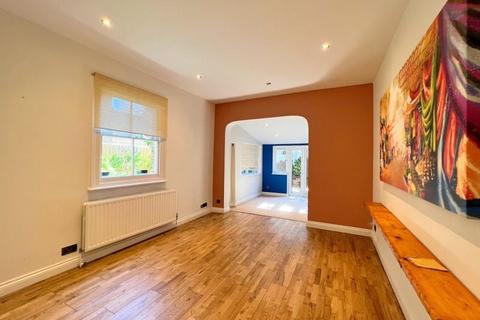 2 bedroom ground floor flat to rent, Thorney Hedge Road Chiswick