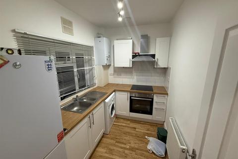 4 bedroom flat to rent, Allenby Road, Southall