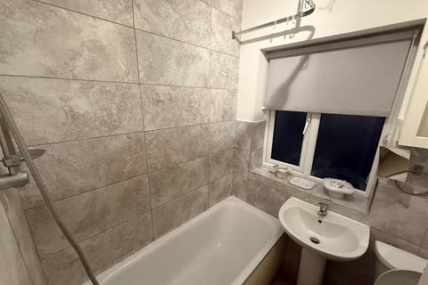 4 bedroom flat to rent, Allenby Road, Southall