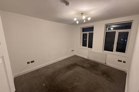 4 bedroom flat to rent, Allenby Road, Southall