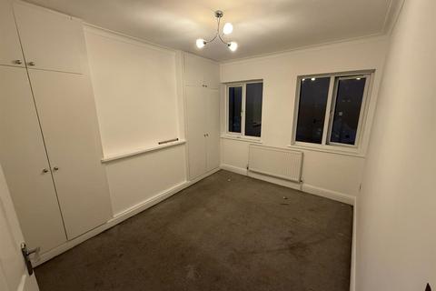 4 bedroom flat to rent, Allenby Road, Southall