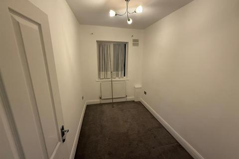 4 bedroom flat to rent, Allenby Road, Southall