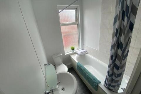 2 bedroom house to rent, Cleveleys Road, LS11