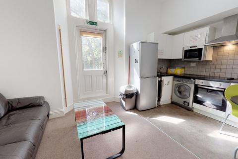 3 bedroom property to rent, Flat 1 Whitefield House