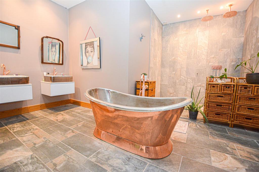 Bed 1 ensuite.jpg
