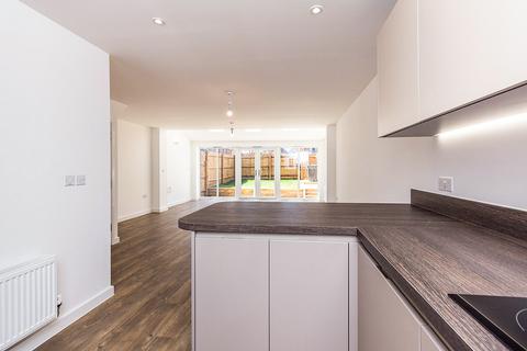3 bedroom end of terrace house to rent, Springhead Parkway, Gravesend DA11