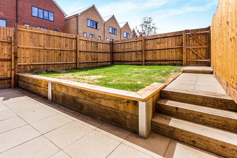 3 bedroom end of terrace house to rent, Springhead Parkway, Gravesend DA11