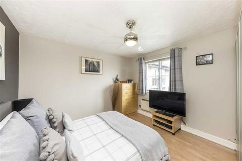 2 bedroom flat to rent, Stubbs Drive, London SE16