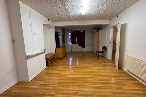 4 bedroom terraced house to rent, Amidas Gardens, Dagenham RM8