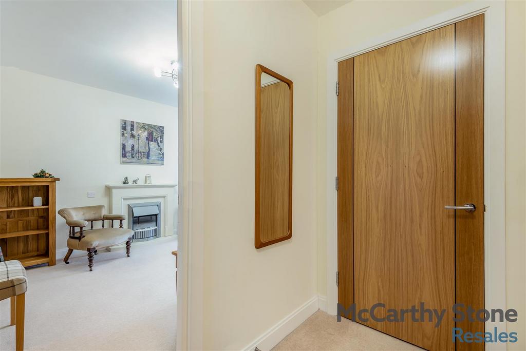 8673425-interior02.jpg