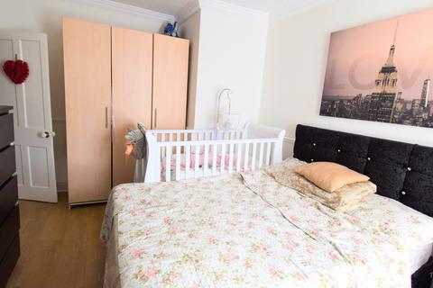2 bedroom terraced house to rent, Acme Road, Watford WD24