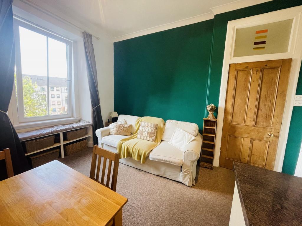 Lounge On To Feature Wall