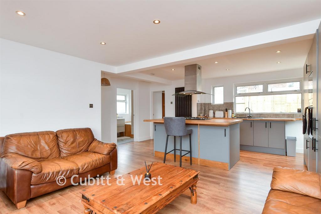 Kitchen/ Living Room