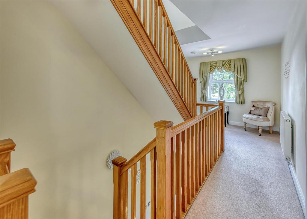 4 Great Hall Grove-landing1.jpg