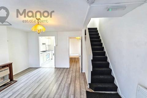 4 bedroom terraced house to rent, Sussex Close, Ilford, IG4 5DP